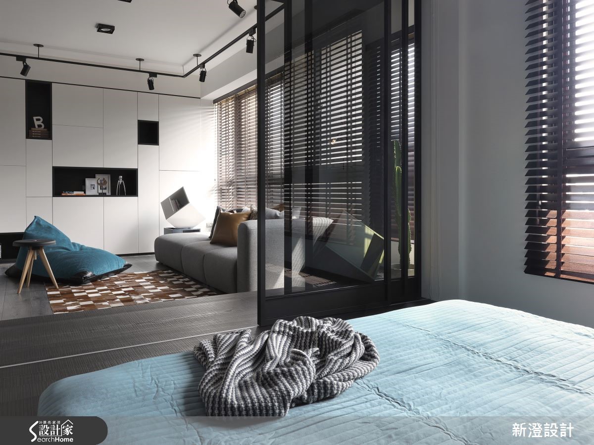 位於台中的 28 坪居所，格局 2 房 2 廳，設計師挹注隨